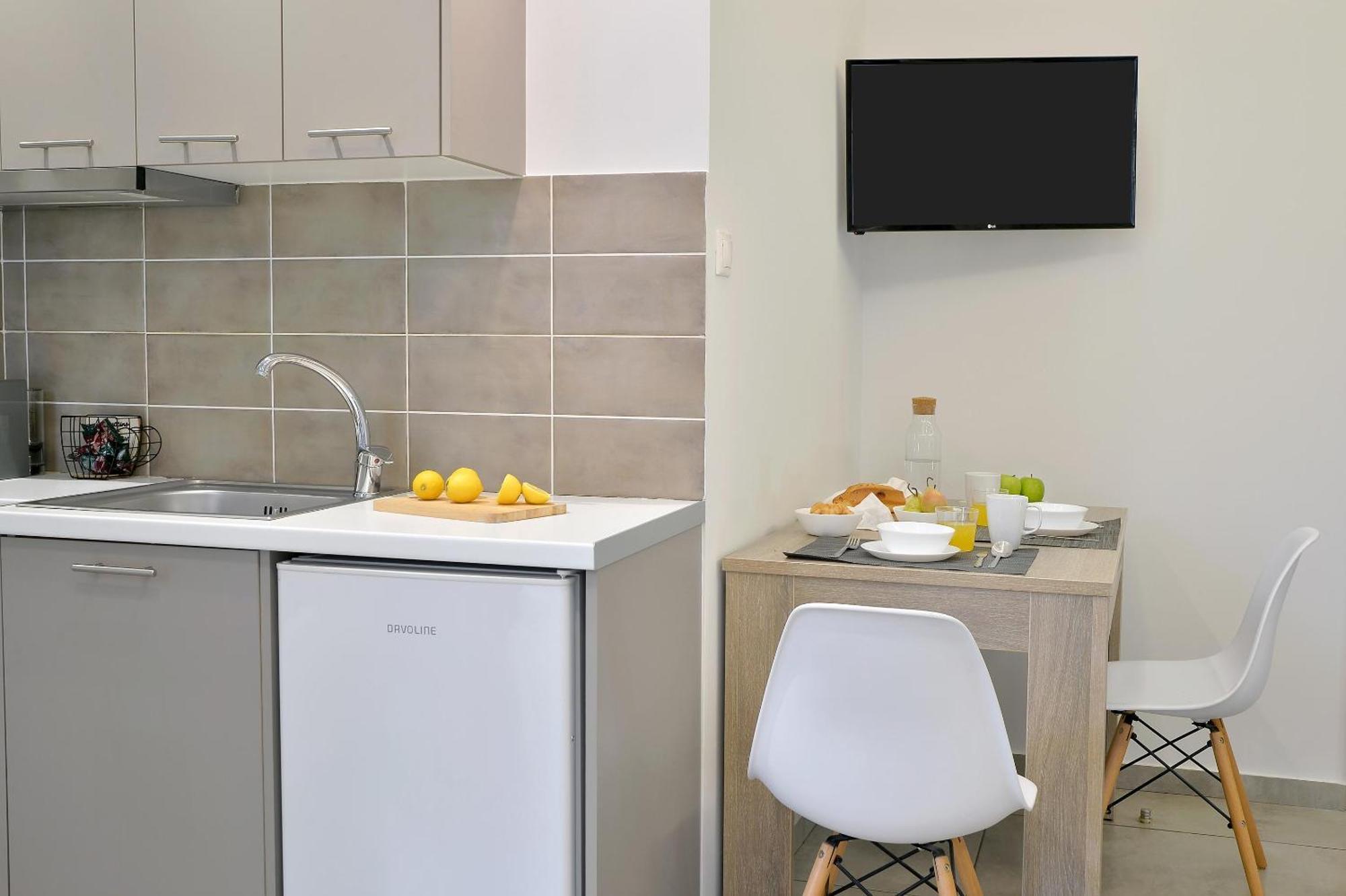 Alekos 2 Netflix, Self Check-in Apartment